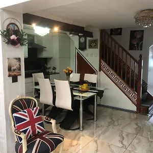 Сasa de vacaciones Cheerful 4 Bedroom House With Garden Free Parking, Londres