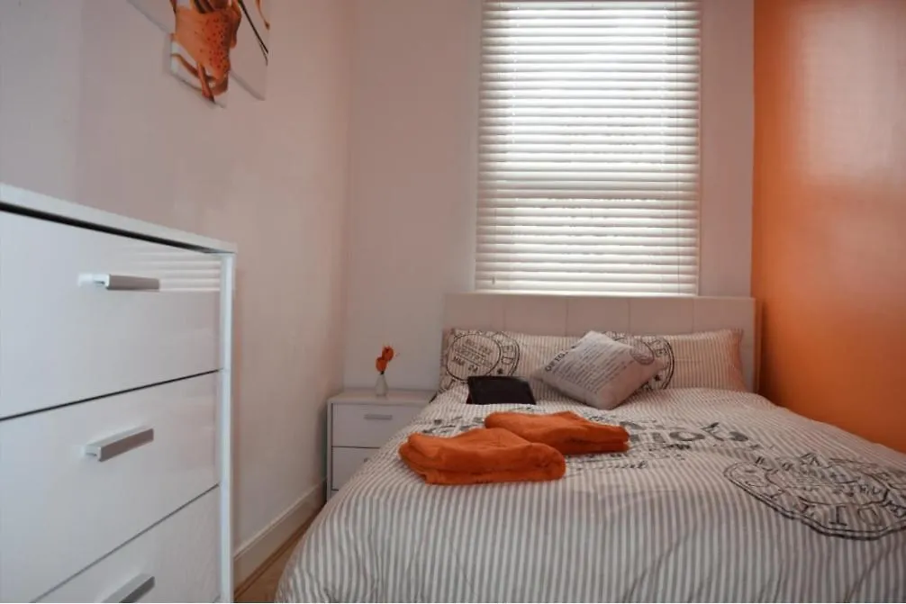 03 Bedroom Apartment-Self Check In London